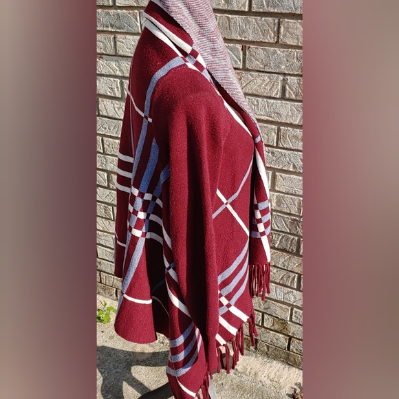 ✨Cuddle Up✨Venus Plaid Fringe Wrap Cardigan Sweater Burgundy Grey Cream S - Picture 4 of 8
